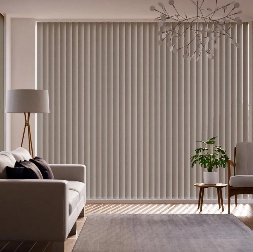 Cortinas verticales orientables cubriendo un ventanal amplio