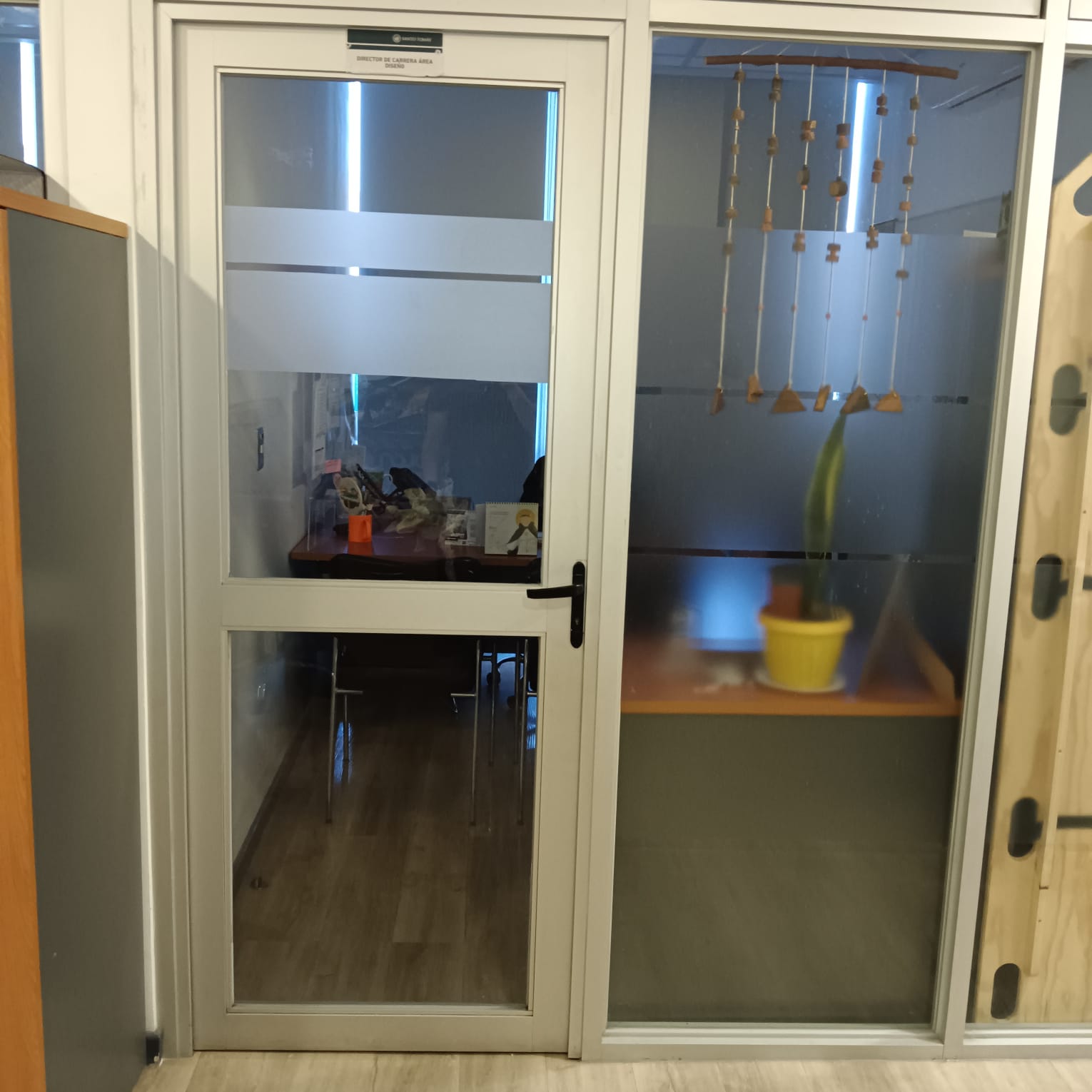 Puerta de acceso en aluminio y vidrio instalada en oficina