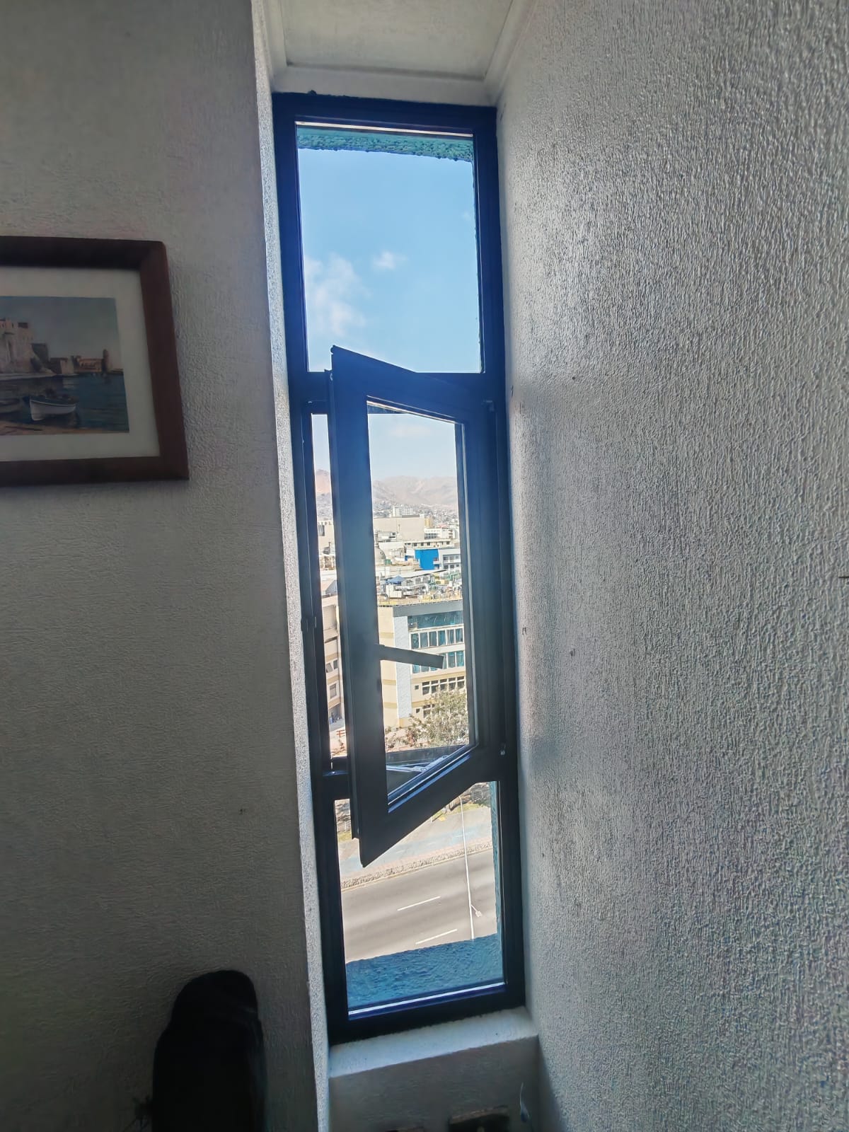 Ventana con termopanel en paño fijo y proyectante instalada por JCAST en Antofagasta