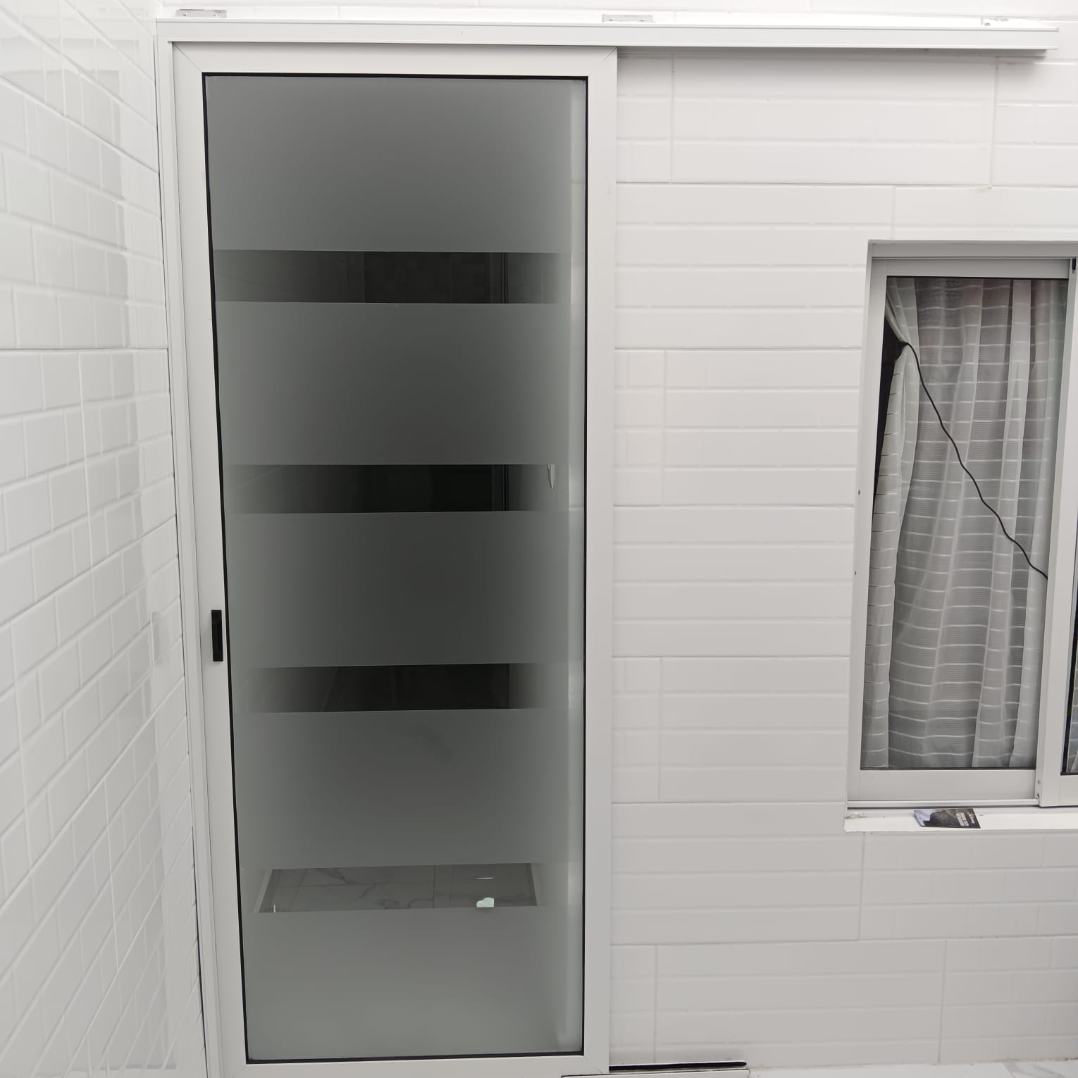 Puerta corredera de aluminio y vidrio esmerilado