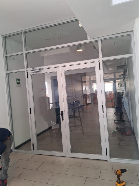 Mampara de aluminio y vidrio instalada por JCAST en Antofagasta