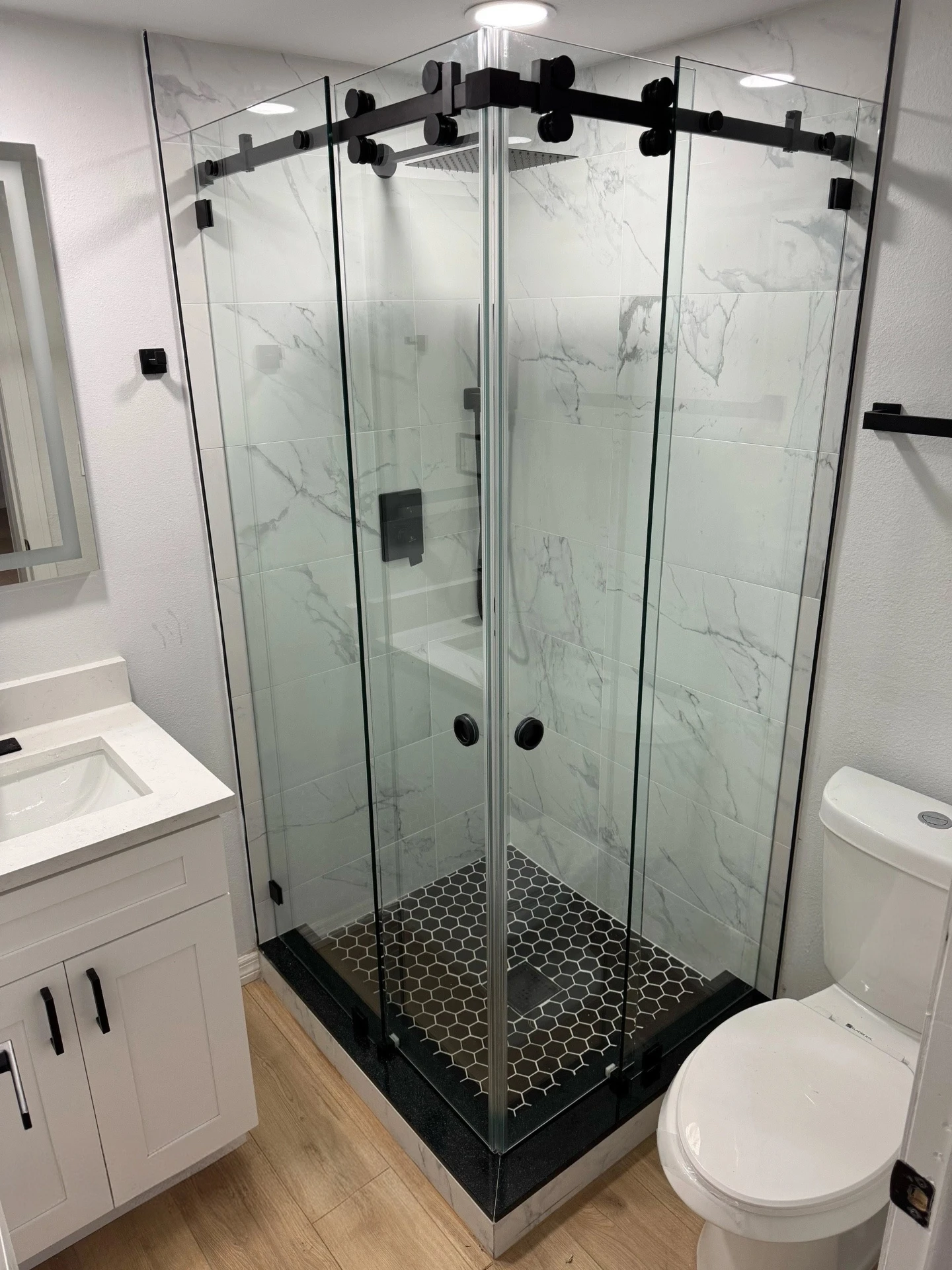 Shower Door premium en cristal templado instalado por JCAST en Antofagasta