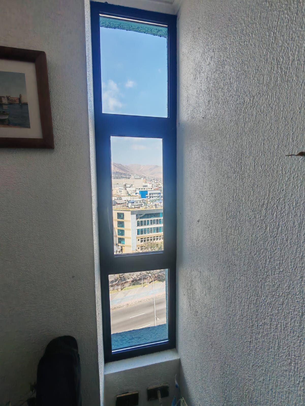 Cierre con paños fijos y hoja proyectante instalado por JCAST en Antofagasta