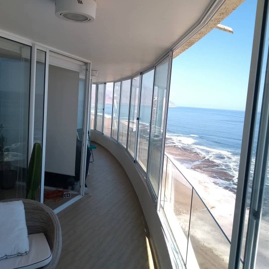 Ventanal de aluminio de gran formato con vista al exterior