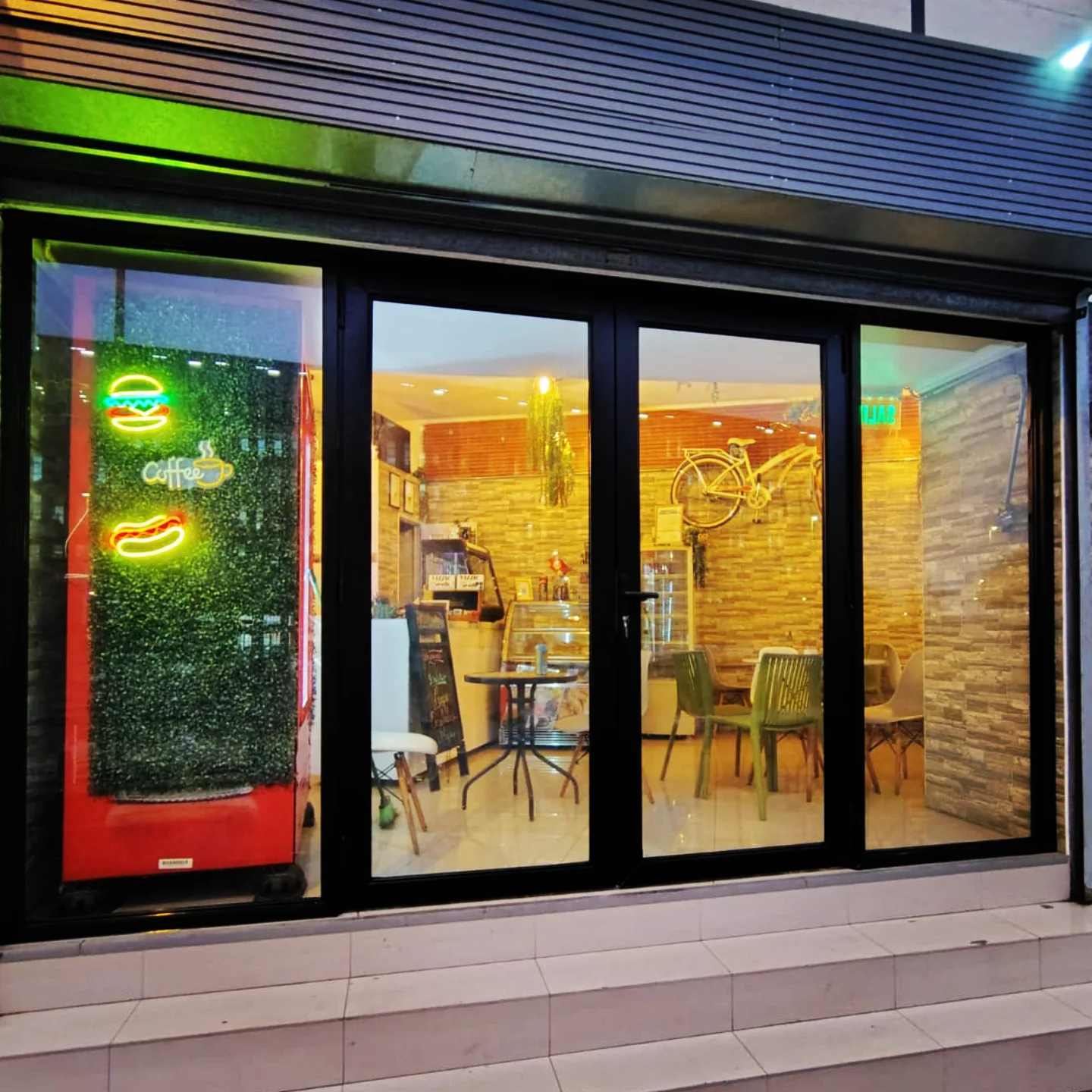 Puerta de aluminio y vidrio en un acceso interior