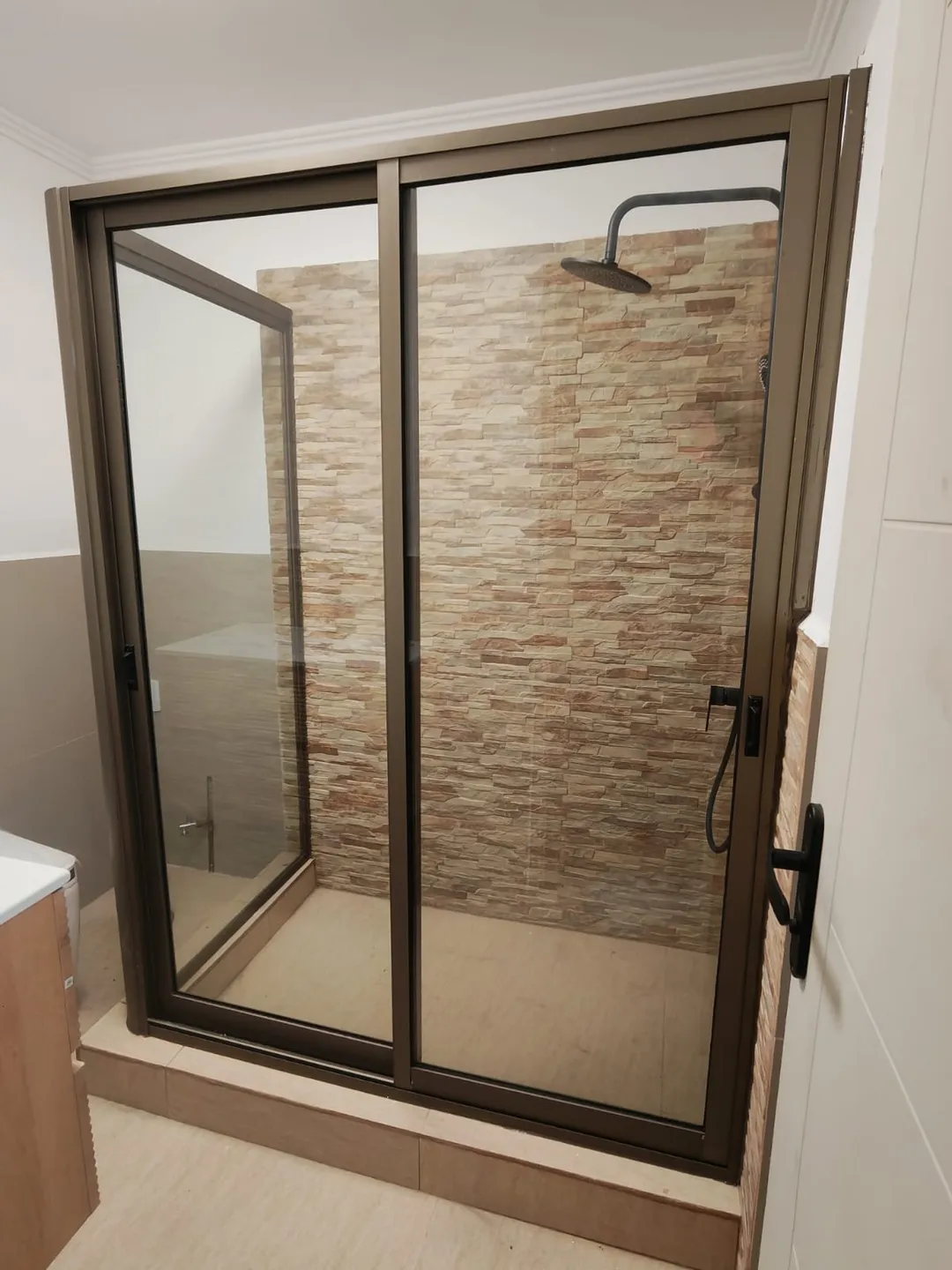 Shower Door intermedio corredera con marco bronce instalado por JCAST en Antofagasta