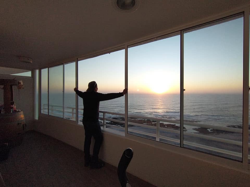 Ventanal de aluminio con vista al mar instalado por JCAST en Antofagasta