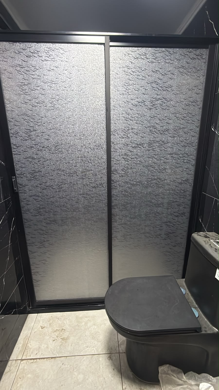 Shower Door económico de aluminio y acrílico instalado por JCAST en Antofagasta