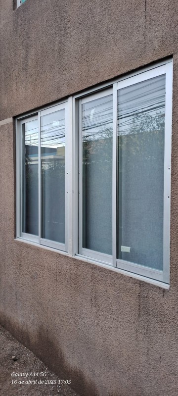 Ventana corredera con termopanel instalada por JCAST en Antofagasta