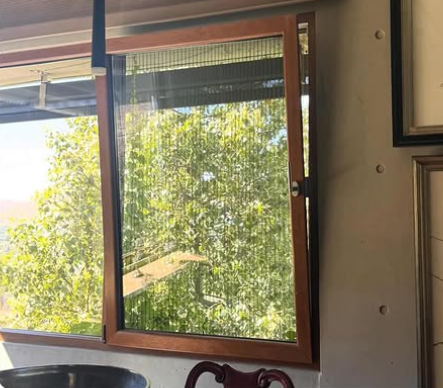 Sistema Moskinet instalado por JCAST en una ventana