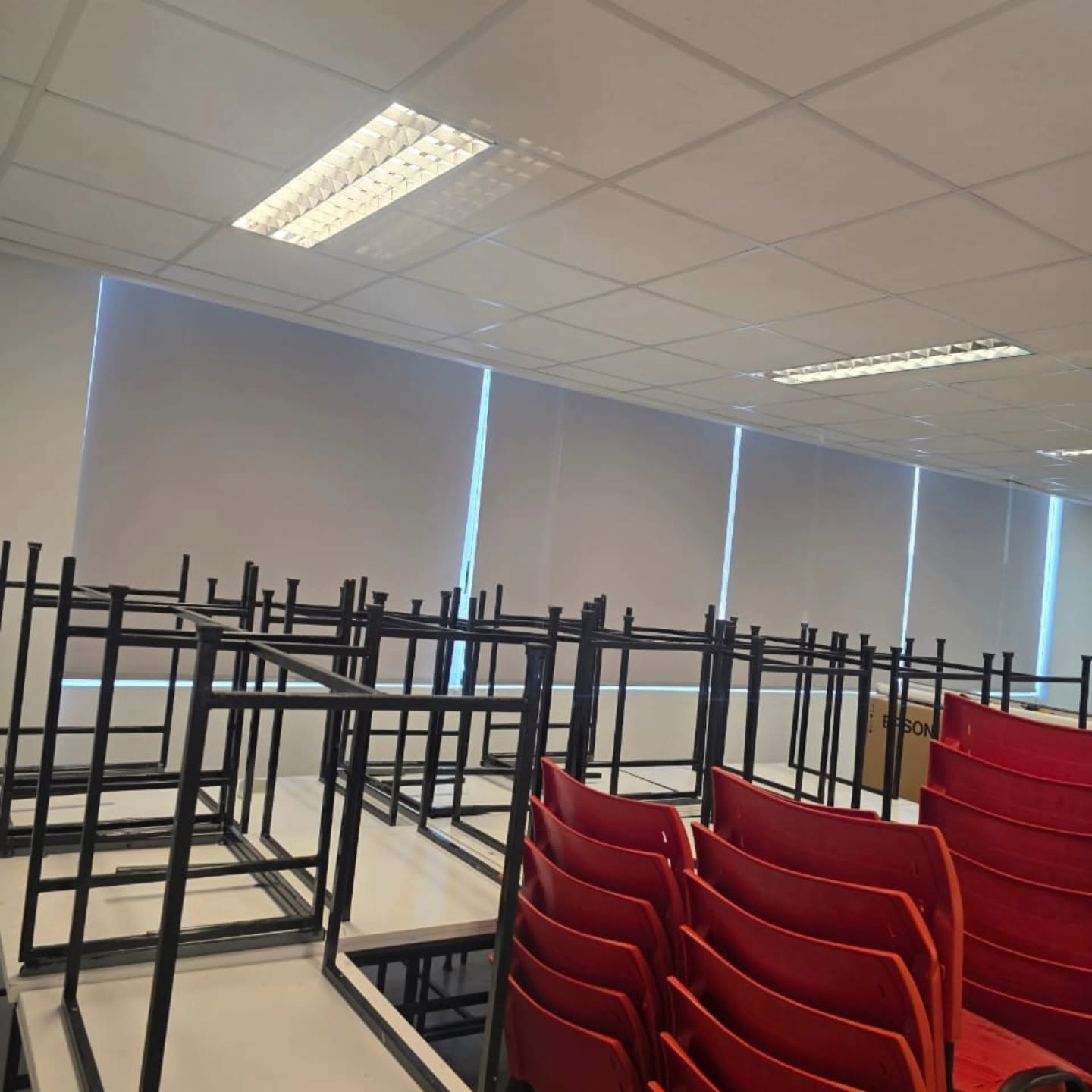 Cortinas roller instaladas por JCAST en oficina de Antofagasta
