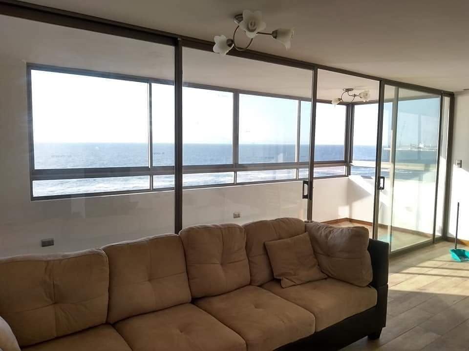 Ventanas de aluminio en living de un departamento en Antofagasta